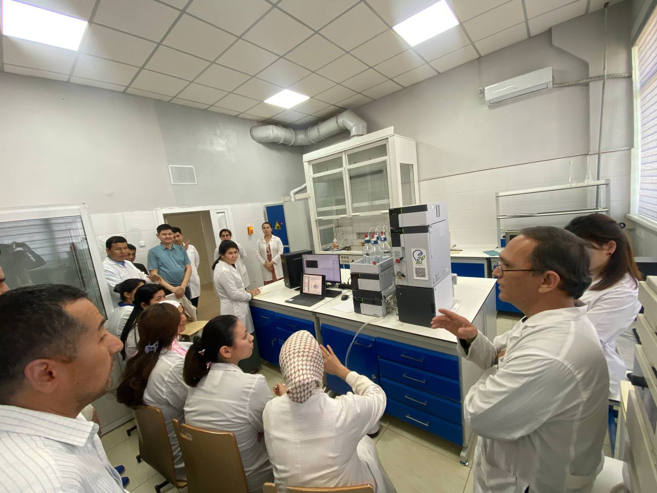 Yuqori samarali suyuqlik xromatografiyasi (HPLC) zamonaviy analitik kimyoning asosiy vositasi